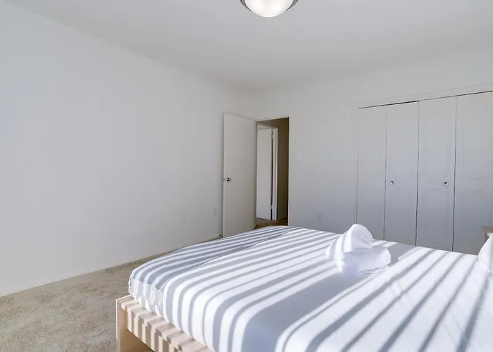 Spacious 2 Bedrooms Apt @Crystal City With Gym