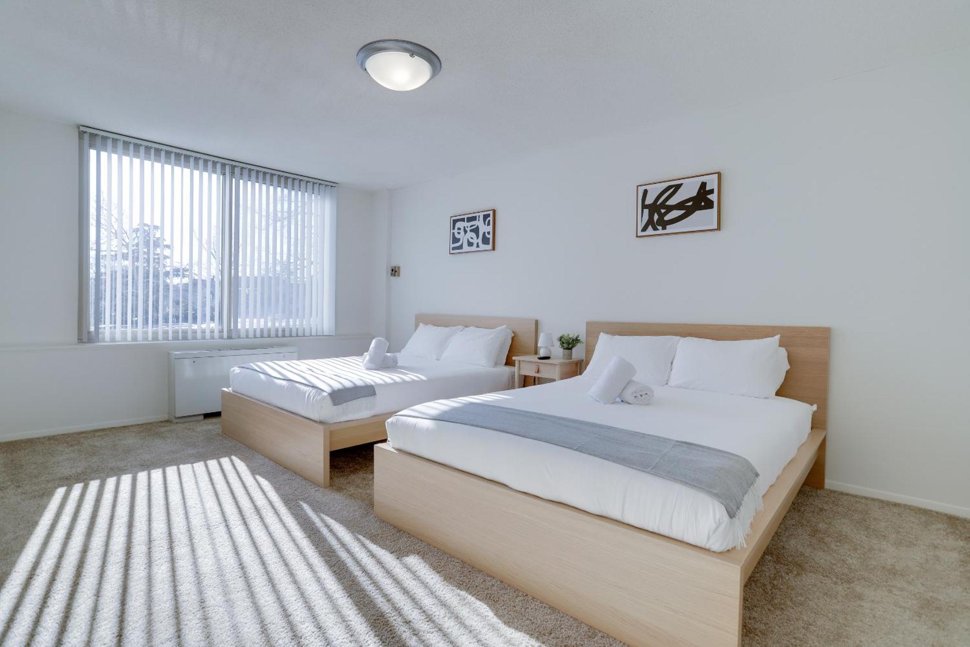 Spacious 2 Bedrooms @crystal With Gym *