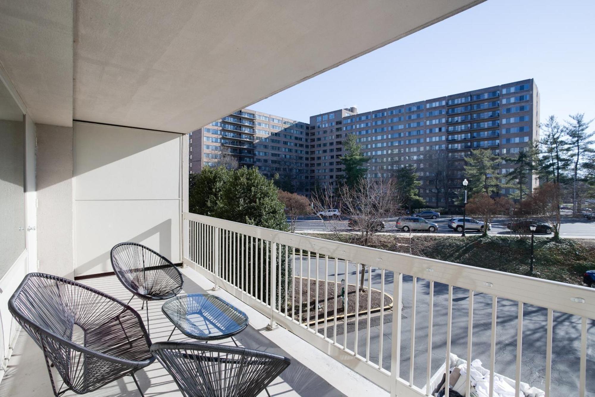 Spacious 2 Bedrooms @crystal With Gym *