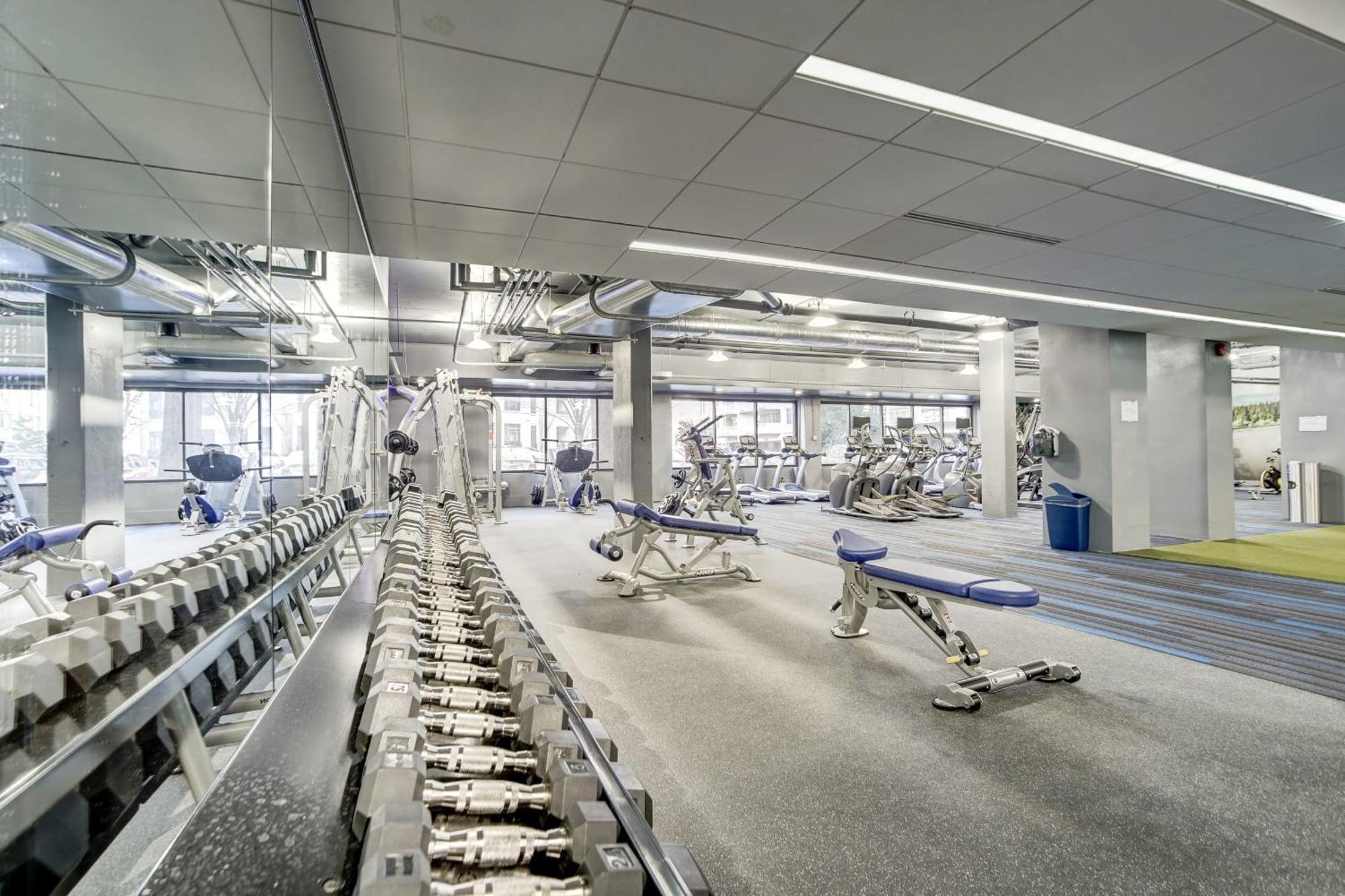 Spacious 2 Bedrooms @crystal With Gym